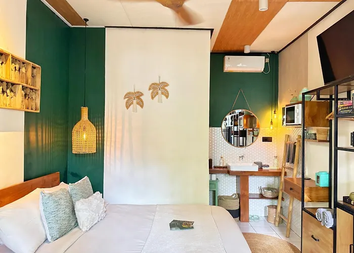 Private Room, 2 Minutes Walk To Kudeta Pensión Seminyak